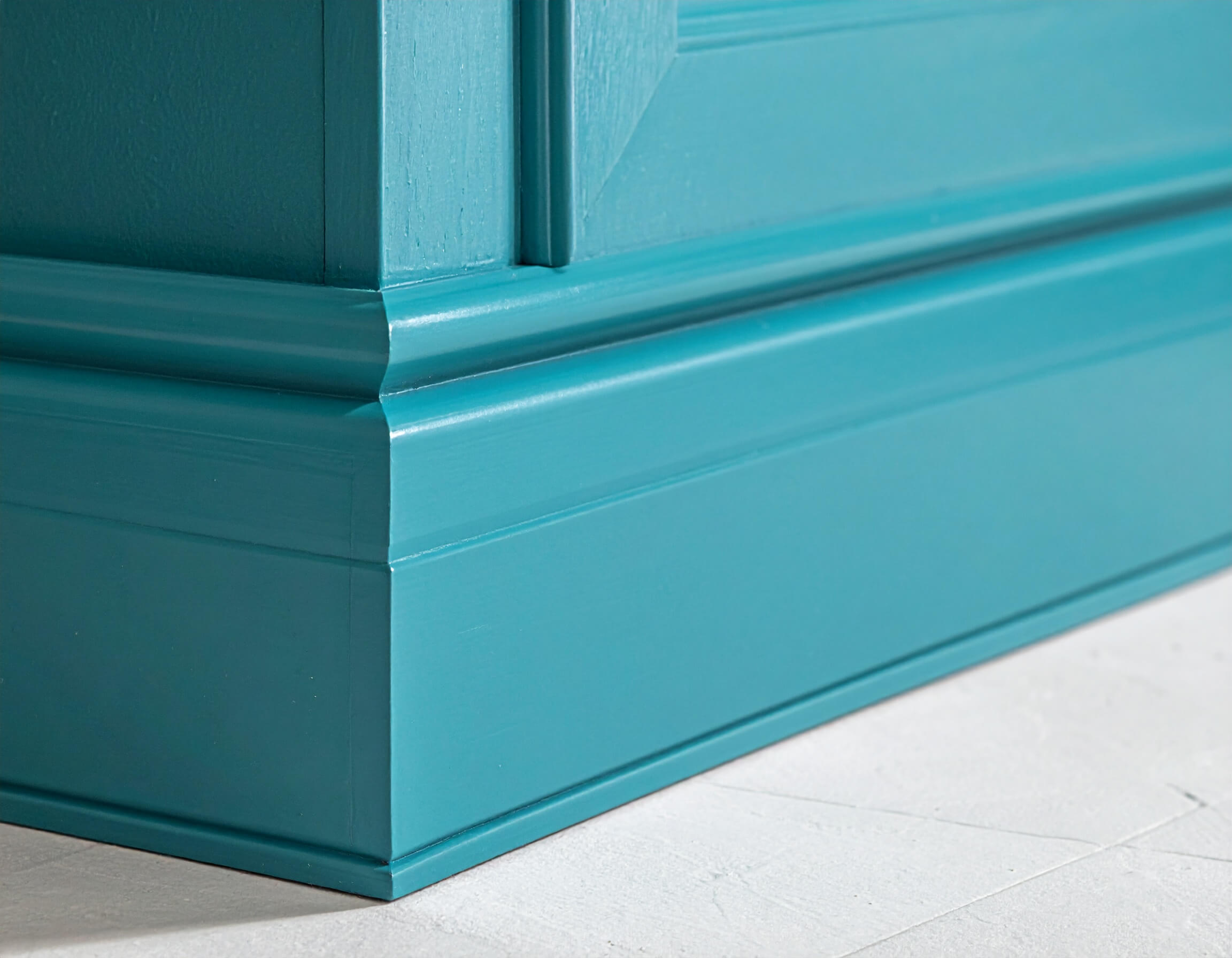 Painted skirting board in satin turquoise